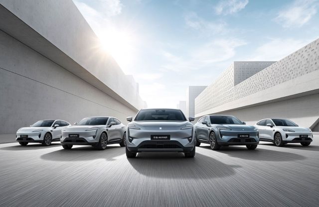 រថយន្តអគ្គិសនីចំនួនប្រាំគ្រឿងត្រូវបានតម្រៀបគ្នានៅលើផ្លូវក្នុងទីក្រុងទំនើប។