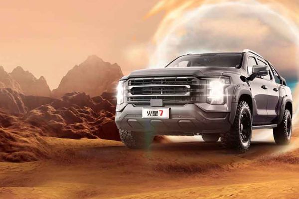 ថយន្តប៊ីកក-up "Mars 7" នៅក្នុងរូបភាពវិទ្យាសាស្ត្រប្រឌិតផ្ទៃមេរៀងភពអង្គារ ជាមួយវិទ្យុអាចម៍ពណ៌ប្រាក់ភ្លឺរន្ទះ