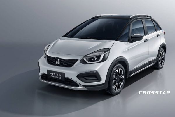 White Honda Fit CROSSTAR: Features Honda logo, "FIT 飞度 CROSSTAR" badging, black alloy wheels, and crossover-style trim—displayed against a gray background, showcasing its modern, rugged hatchback design.