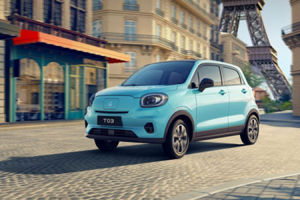 Leapmotor T03 on Parisian cobblestone street, Eiffel Tower and historic buildings in background.