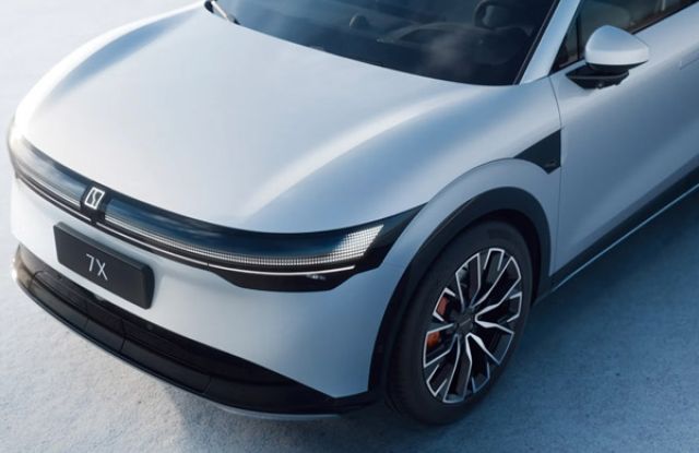 Zeekr 7X Clamshell Hood Design