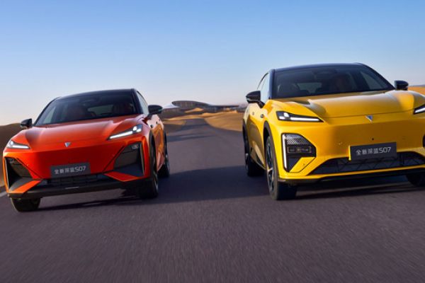 Voyah S07: Fiery orange & vivid yellow EVs blaze desert roads—bold style, electric power. Adventure recharged.