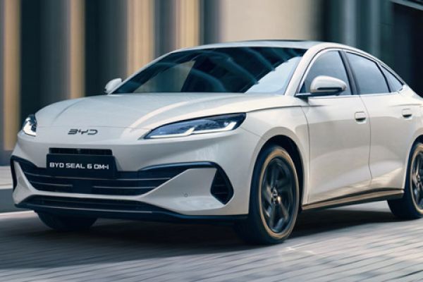 BYD Seal 0M: Sleek, creamy EV glides urban streets—sharp style, smooth electric drive. Modern motion, redefined.