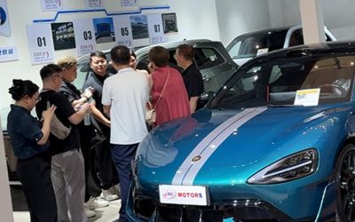 dgmotors staff explain Xiaomi SU7 Ultra to customers
