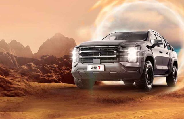 ថយន្តប៊ីកក-up "Mars 7" នៅក្នុងរូបភាពវិទ្យាសាស្ត្រប្រឌិតផ្ទៃមេរៀងភពអង្គារ ជាមួយវិទ្យុអាចម៍ពណ៌ប្រាក់ភ្លឺរន្ទះ