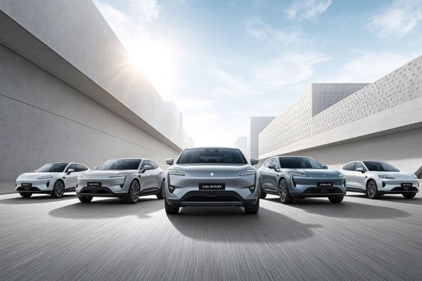 រថយន្តអគ្គិសនីចំនួនប្រាំគ្រឿងត្រូវបានតម្រៀបគ្នានៅលើផ្លូវក្នុងទីក្រុងទំនើប។