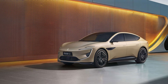 2025 Avatr 12 Front Three-Quarter