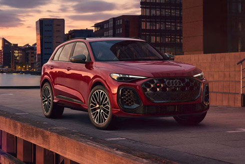 2026 Audi SQ5 Front Right Three-Quarter view