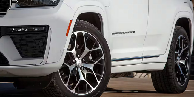 Display The wheels on a white 2026 Jeep Grand Cherokee Summit