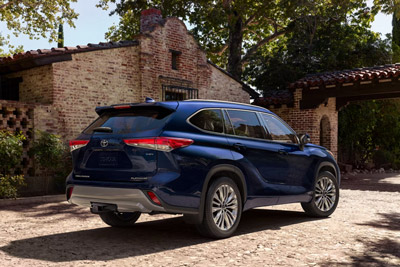 Toyota Highlander Hybrid Platinum shown in Blueprint Rear Three-Quarter