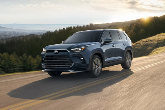 Three-quarter view of the front side of the 2026 Toyota Grand Highlander Hybrid MAX Platinum