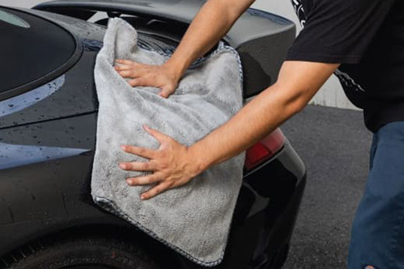 Wipe the water off the car body with a towel