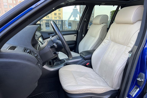 2006 BMW X5 front seat space