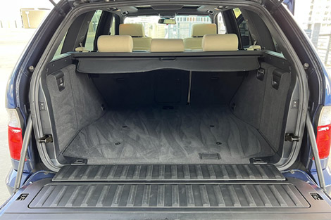 2006 BMW X5 trunk space