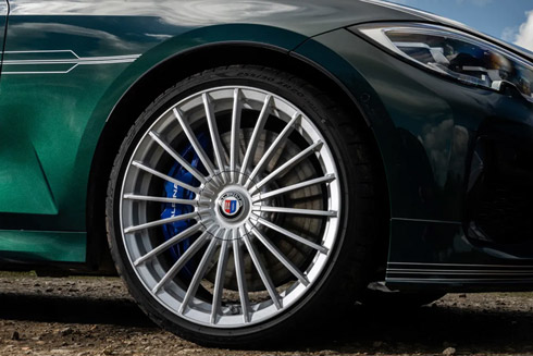 Close-up of the front wheel of the Alpina D3 S Touring