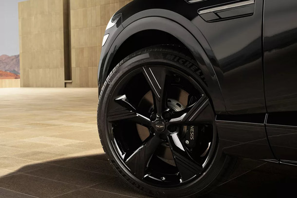 Driver side close up of wheel details on 2026 Genesis GV80 in Prestige Black