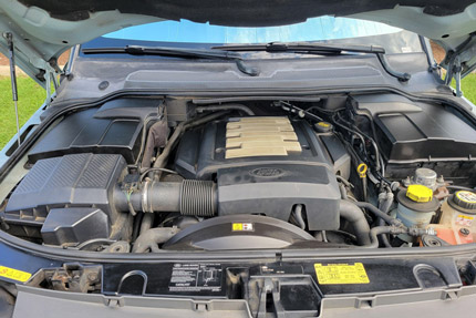 Engine compartment of 2006 Land Rover Range Rover Sport