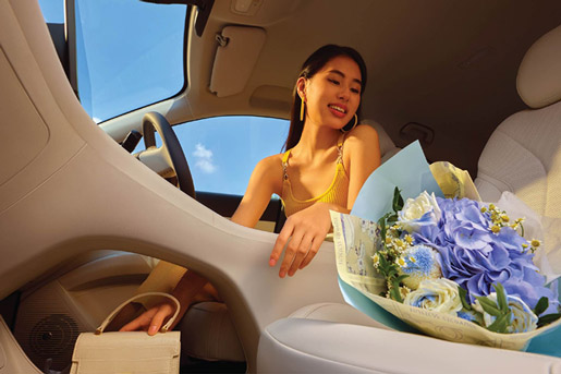 Storage space under the armrest of the 2026 Geely EX2