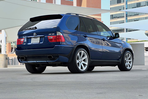 Three-quarter view of the rear of the 2006 BMW X5