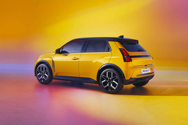 Three-quarter view of the rear side of the Renault 5 Electric