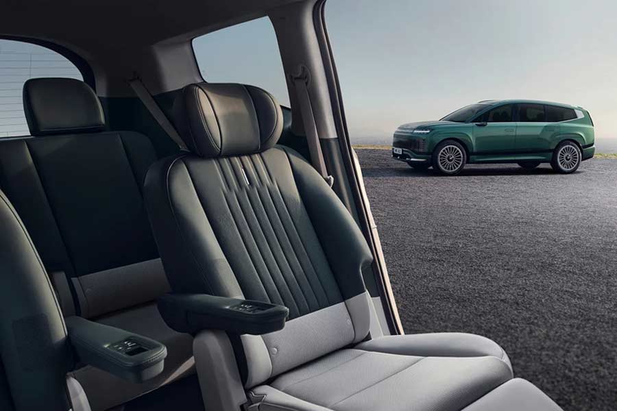 2026 Hyundai IONIQ 9 2nd-row captain's chairs