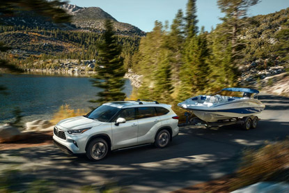 A 2026 Toyota Highlander XLE AWD is towing a boat