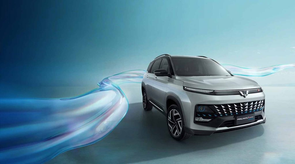 Wuling Almaz front three-quarter view