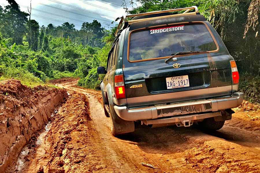 SUVs driving on the dirt road in Jipu Village
